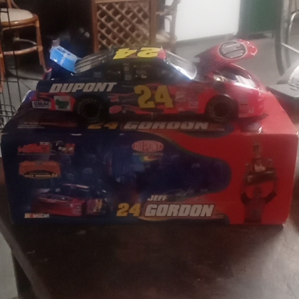 Christmas Gift Ideas. Jeff Gordon #24.  1:32 scale (SKU N60)